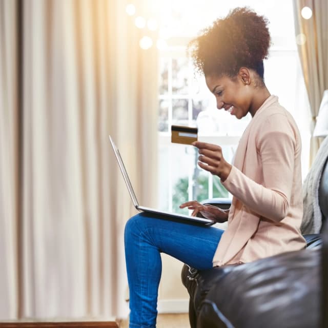 Utilisatrice gérant ses finances sur ordinateur